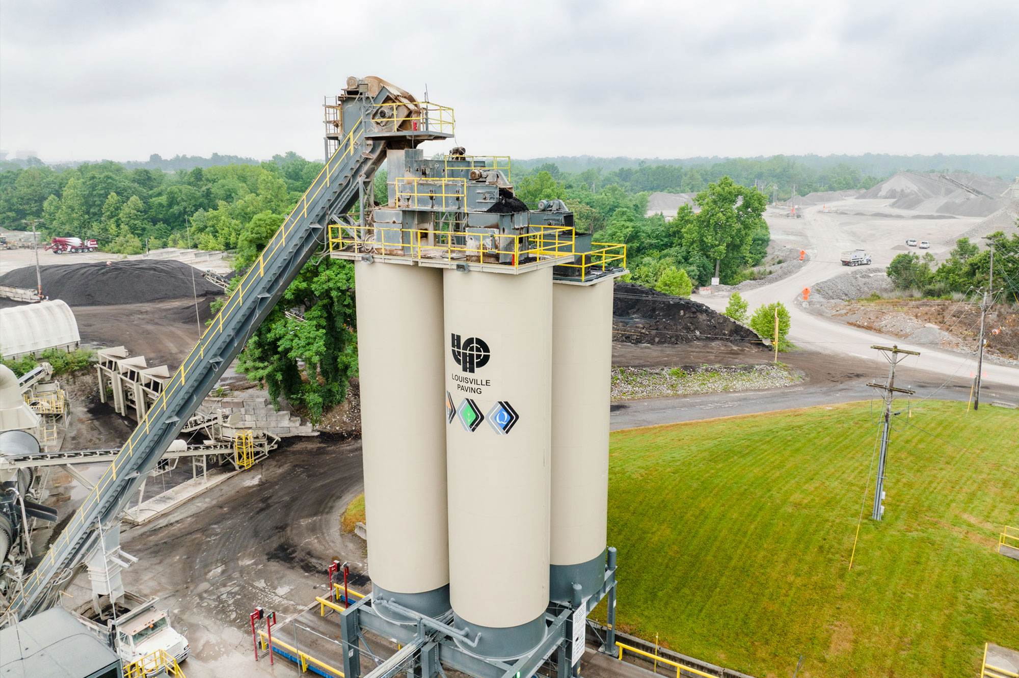 The Louisville Paving & Construction asphalt plant surrounded by trees in Kentuckiana